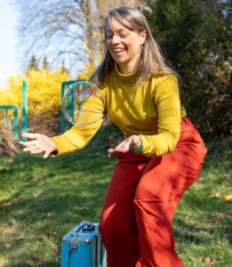 20250403_Mit-Koffer-im-Garten_0443