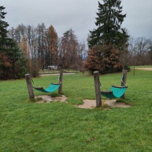 Freistehende Hängematten auf der Wiese