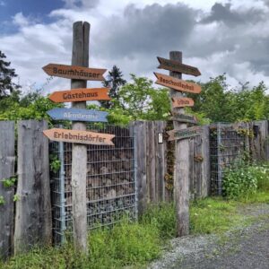 Bunte Wegweiser im Panarbrora